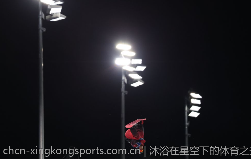 沐浴在星空下的体育之光